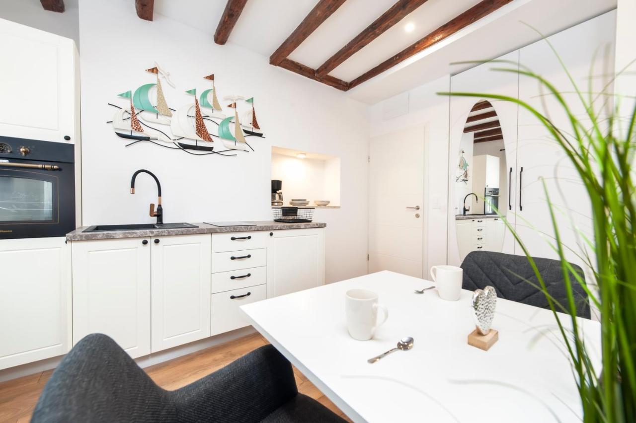The Yellow House Apartments Rovinj Extérieur photo
