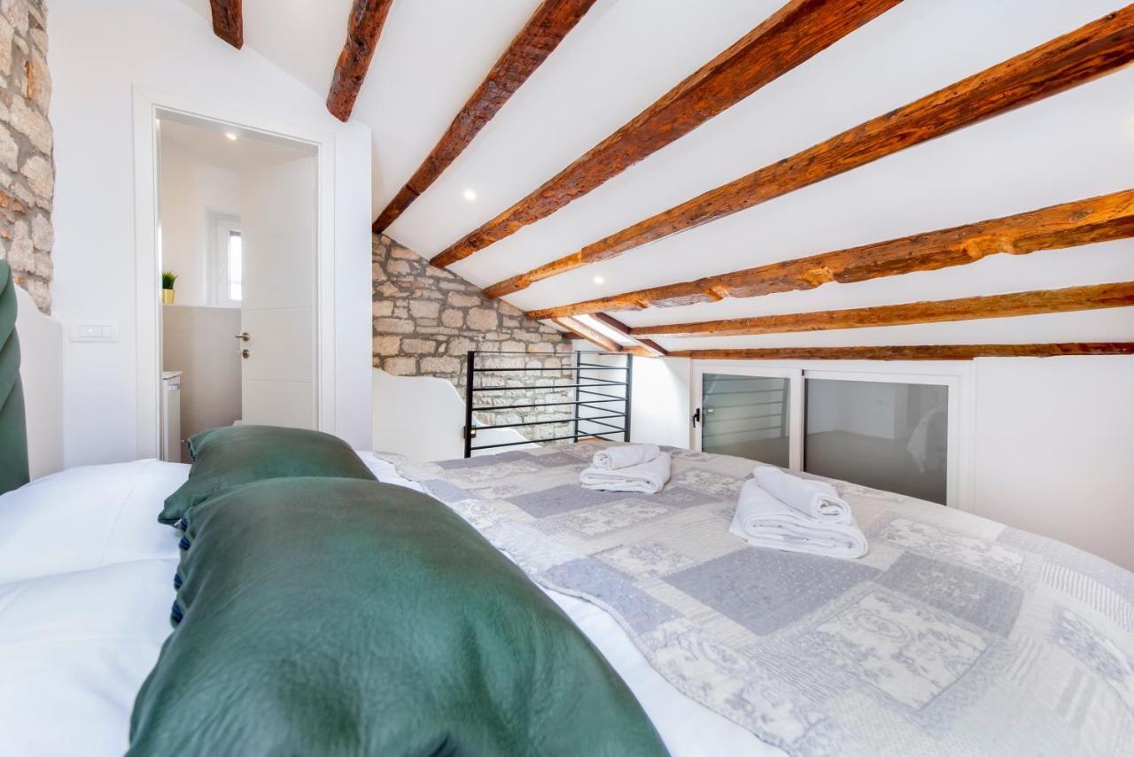 The Yellow House Apartments Rovinj Extérieur photo