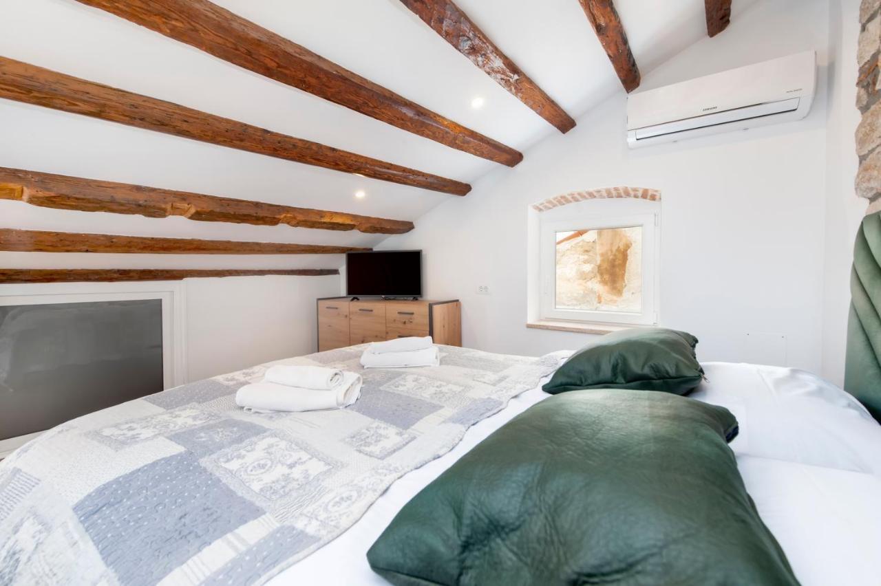 The Yellow House Apartments Rovinj Extérieur photo