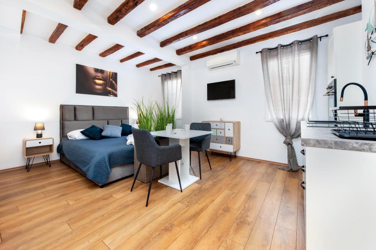 The Yellow House Apartments Rovinj Extérieur photo